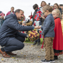 Kronprins Haakon hilste på blomsterbarna Anton Magnus Larsen og Isabel Nakling (begge 5 år) da ha kom til Galleri F15 på Jeløy. Foto: Heiko Junge / NTB